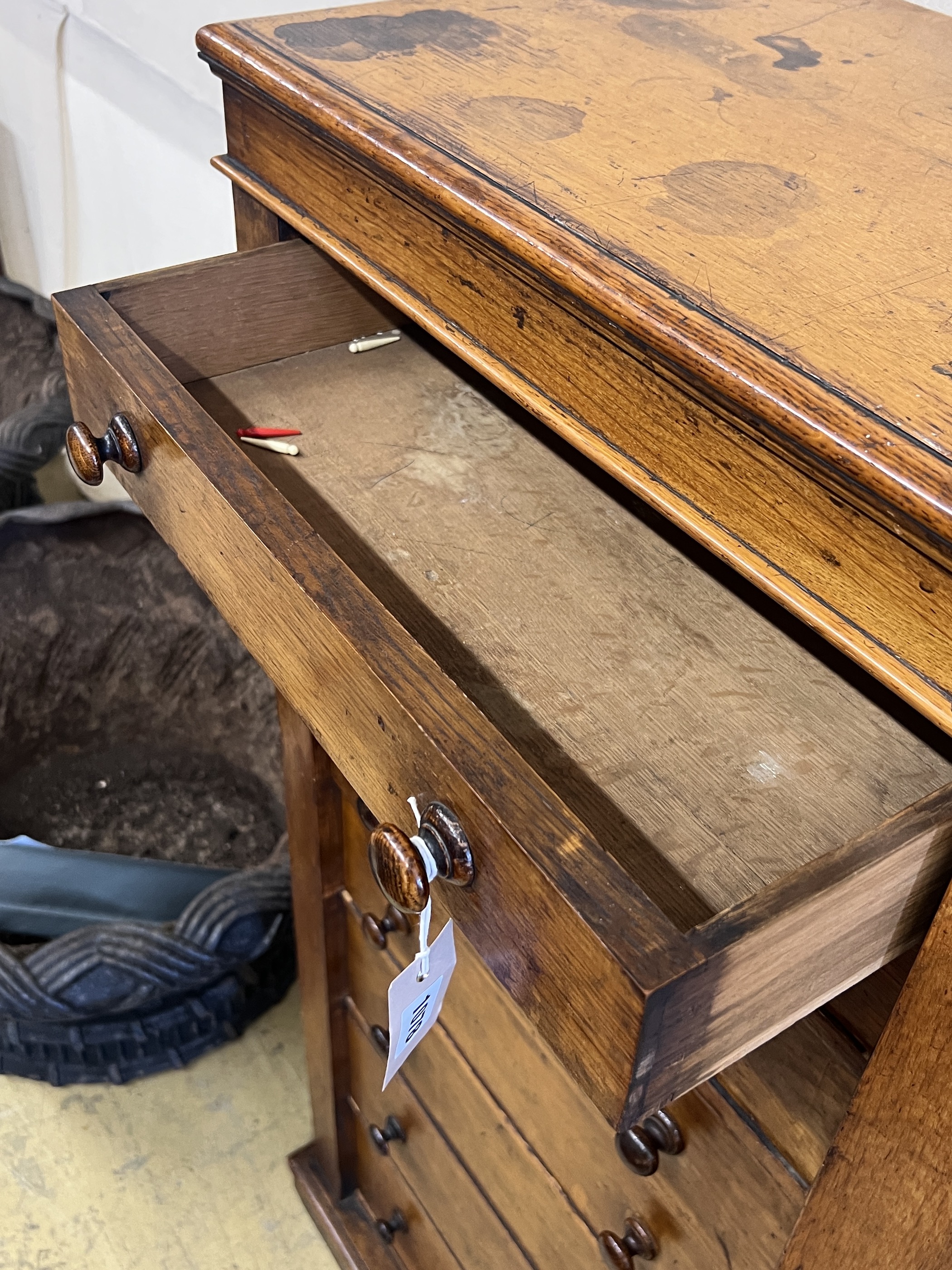 A Victorian oak eight drawer Wellington chest, width 60cm, depth 38cm, height 127cm